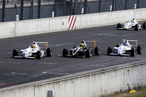 Indy met mes tussen de tanden